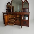 Zeldzaam 19e-eeuws Engels Arts & Crafts Eikenhouten Dressoir Van Pratt & Prince – Inlegwerk Met Zonnebloemmotie thumbnail 5