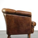 Karakteristieke Vintage Schapenleren Clubfauteuil Met Uniek Gevormde Armleuningen thumbnail 4