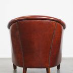 Zeer Mooie Cognac-kleurige Rundleren Clubfauteuil In Engelse Stijl Correct Afgewerkt Met Siernage thumbnail 3