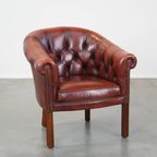 Zeer Luxe Rundleren Rode Chesterfield Clubfauteuil Met Een Sprekend Karakter thumbnail 2