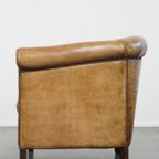 Tijdloze En Stijlvolle Schapenleren Clubfauteuil Met Prachtige Kleuren En Goed Zitcomfort thumbnail 8