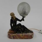 Art Deco Bureaulamp Zittende Vrouw Met Bol thumbnail 4