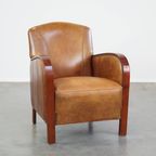 Stijlvolle Schapenleren Art Deco Design Armchair Met Houten Armleggers En Een Vast Zitkussen thumbnail 2