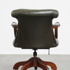Tijdloze Groene Rundleren Chesterfield Bureaustoel In Engelse Stijl Op Wieltjes thumbnail 4