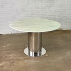 Italiaanse Eettafel Met Wit Marmeren Blad En Chromen Cilindervormige Voet thumbnail 5