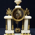 Een Mooie Vroege Witmarmeren Portaaltafelklok Met Vuurvergulde Ornamenten. thumbnail 9