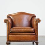 Zeer Mooie Schapenleren Fauteuil Met Een Luxe Vormgeving En Hout Gesneden Poten thumbnail 3