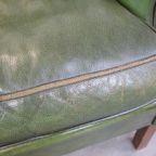 In Goede Staat Verkerende, Klassiek Groene En Gladde Rundleren Engelse Chesterfield Oorfauteuil thumbnail 13