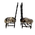 Set Van 2 Antieke Stoelen Bekleed Met Pels Van Wolf thumbnail 5