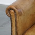 Tijdloze En Stijlvolle Schapenleren Clubfauteuil Met Prachtige Kleuren En Goed Zitcomfort thumbnail 11