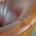 Stoere Maar Comfortabele Clubfauteuil Gemaakt Van Schapenleer En Afgewerkt Met Siernagels thumbnail 13