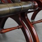 Set Van 2 Tijdloze, Klassieke Groene Rundleren Engelse Chesterfield Fauteuils Met Hout thumbnail 6