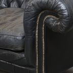 Comfortabele Zwarte Rundleren Chesterfield 2.5 Zits Bank In Engelse Stijl thumbnail 12