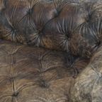 Stoere, Unieke En Moderne Rundleren Chesterfield Bank Met Een Bijzondere Kleurstelling thumbnail 9