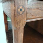 Zeldzaam 19e-eeuws Engels Arts & Crafts Eikenhouten Dressoir Van Pratt & Prince – Inlegwerk Met Zonnebloemmotie thumbnail 8