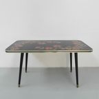 Vintage Salontafel Met Glazen Blad En Schuine, Taps Toelopende Poten thumbnail 11