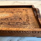 Dienblad Uit India, Houtsnijwerk thumbnail 2
