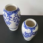 2 Nippon Tokusei Vaasjes Gedecoreerd Met Blauw  / Witte Sakura Bloesem Patroon. thumbnail 2