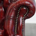 Set Van Een Rode Rundleren Chesterfield Clubfauteuil En Een Bijpassende Bijzet/ Salontafel thumbnail 7