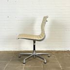Herman Miller Ea 106 Draaibare Crème Leren Designstoel thumbnail 10