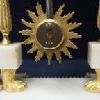 Een Mooie Vroege Witmarmeren Portaaltafelklok Met Vuurvergulde Ornamenten. thumbnail 7