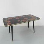 Vintage Salontafel Met Glazen Blad En Schuine, Taps Toelopende Poten thumbnail 2