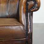 Zeer Mooie En Comfortabele Grote Schapenleren Chesterfield Oorfauteuil Met Prachtige Kleuren thumbnail 11