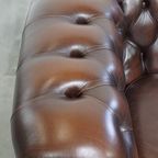 Imposante, Engelse Rundleren Chesterfield Fauteuil Met Een Comfortabele Zit En Een Diepe Donkere thumbnail 7