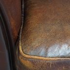 Karaktervolle Schapenleren Oorfauteuil Met Een Donkere Warme Kleurstelling En Een Prachtig Patina thumbnail 13