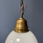 Hoge Opaline Glazen Hanglamp Met Messing Armatuur thumbnail 15