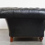 Comfortabele Zwarte Rundleren Chesterfield 2.5 Zits Bank In Engelse Stijl thumbnail 3