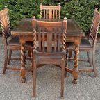 A 1920S Oak Draw-Leaf Dining Table, On Barley-Twist Legs  And 4 Stoelen thumbnail 10