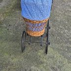 Klassieke Vintage Kinderwagen Met Rieten Mand thumbnail 4