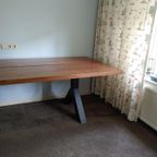 Massieve Notenhouten Tafel Met Stalen Poten thumbnail 6