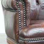 Charmante, Klassieke Rundleren Engelse Chesterfield Armchair Met Sierlijke Poten thumbnail 15