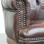 Charmante, Klassieke Rundleren Engelse Chesterfield Armchair Met Sierlijke Poten thumbnail 10