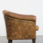 Karaktervolle Vintage Schapenleren Clubfauteuil Met Siernagels En Zwarte Biezen thumbnail 3