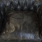 Set Van 2 Ruime Zwarte Rundleren Chesterfield Fauteuils Met Een Sprekend Karakter thumbnail 7