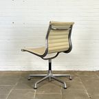 Herman Miller Ea 106 Draaibare Crème Leren Designstoel thumbnail 9