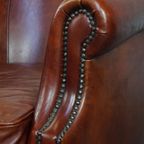 Zeer Mooie Cognac-kleurige Rundleren Clubfauteuil In Engelse Stijl Correct Afgewerkt Met Siernage thumbnail 7