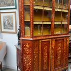 Vitrinekast In Renaissancestijl. Hollands Marqueterie Met Florale Motieven. thumbnail 4