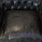 Set Van 2 Ruime Zwarte Rundleren Chesterfield Fauteuils Met Een Sprekend Karakter thumbnail 6