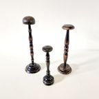 Set Van 3 Antieke Hoedenstandaard Pruiken Standaard thumbnail 9