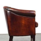 Zeer Luxe Donkerbruine Schapenleren Clubfauteuil Met Een Meer Dan Prachtig Patina thumbnail 4