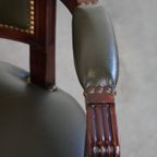 Charmante Groene Rundleren En Houten Bureaustoel Met Siernagels In Engelse Stijl Op Wieltjes thumbnail 9