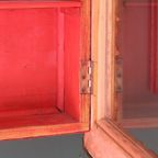 Antieke Wandvitrine – Goudkleurig Hout En Rood Fluweel thumbnail 3