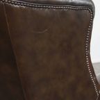 Grote En Stijlvolle, Donkerbruine Rundleren Chesterfield Oorfauteuil In Engelse Stijl thumbnail 7