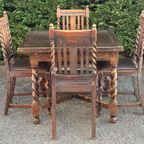 A 1920S Oak Draw-Leaf Dining Table, On Barley-Twist Legs  And 4 Stoelen thumbnail 10