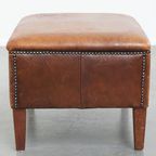 Karaktervolle En Stoere Vintage Hocker Gemaakt Van Schapenleer thumbnail 5