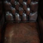 Luxe, Warm Gekleurde, Bruine Rundleren Chesterfield Oorfauteuil Met Unieke Details thumbnail 6